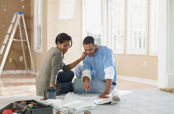 Pareja remodelando su casa