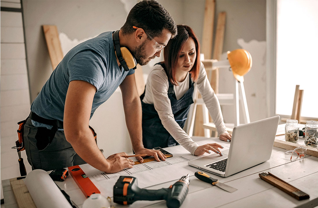 Pareja trabajando en renovaciones de viviendas