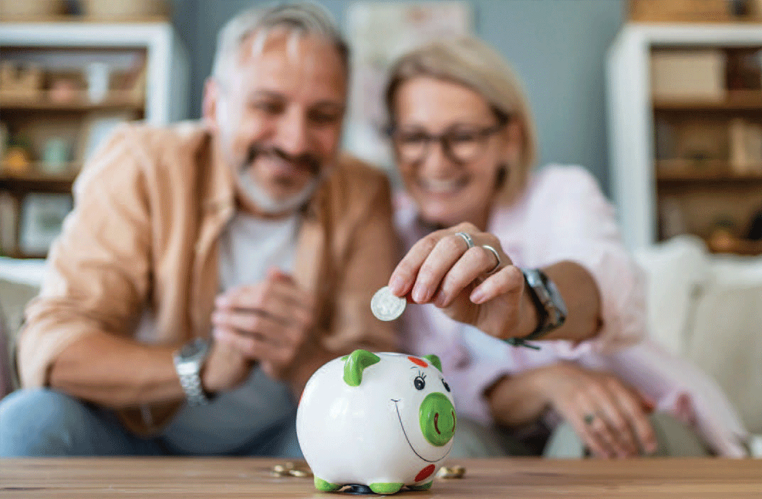 Dos personas poniendo dinero en una alcancía