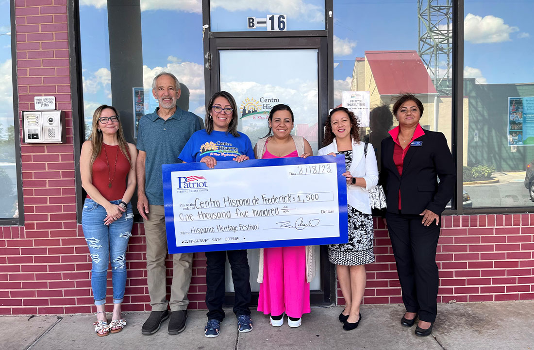 Presentación del cheque del Centro Hispano de Frederick