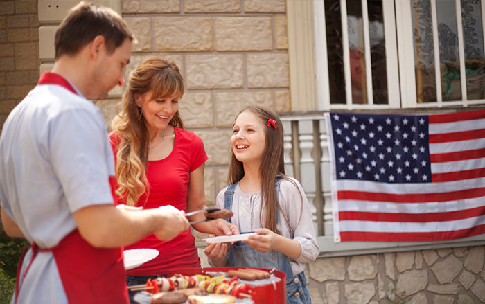 Familia teniendo una barbacoa afuera