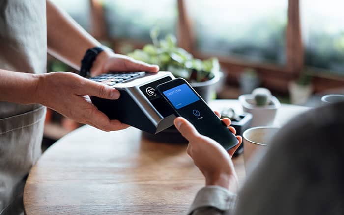 Persona que realiza una compra con su billetera digital