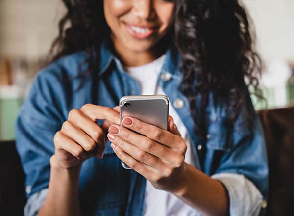 mujer haciendo clic en su teléfono